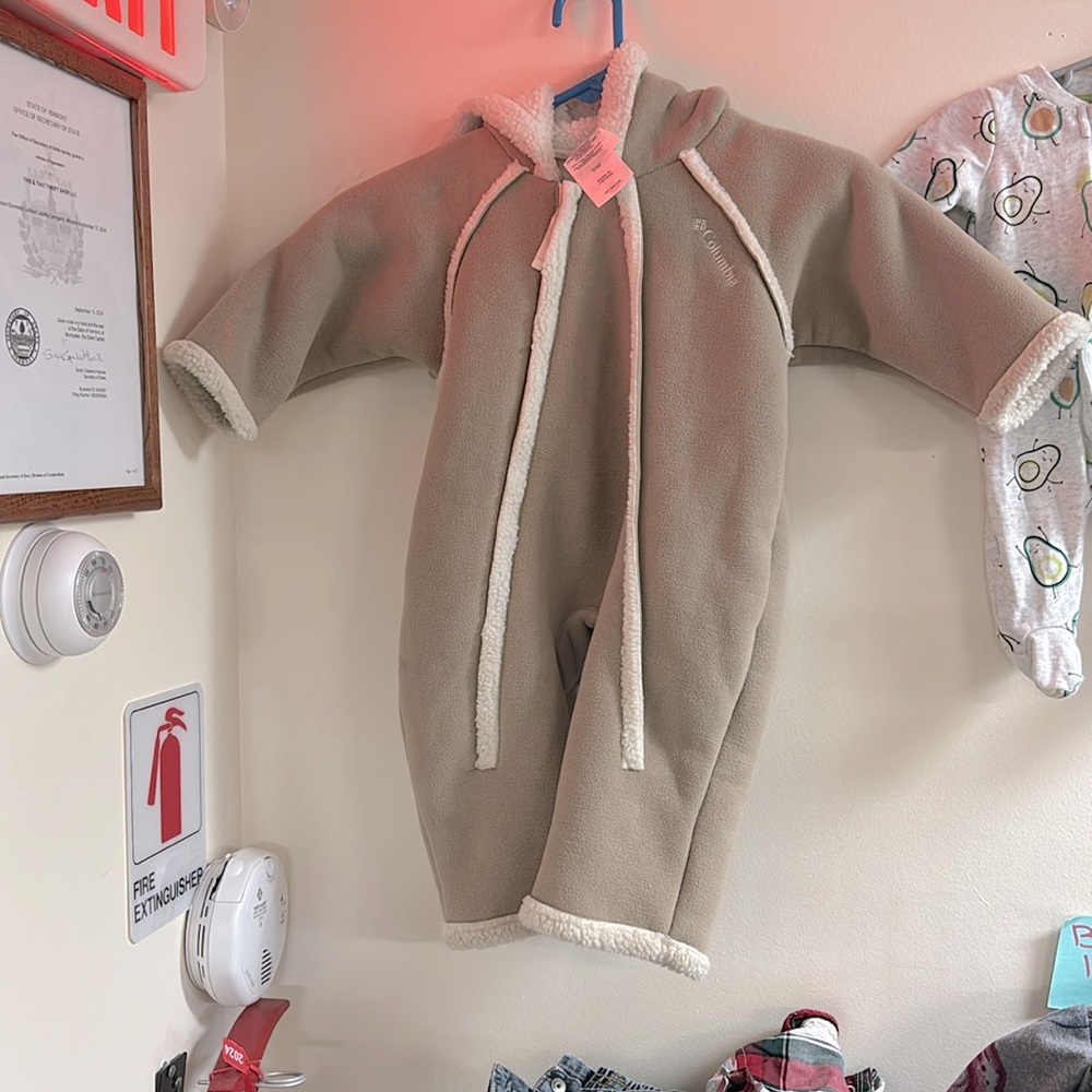 Columbia snowsuit size 12Months gender neutral